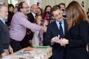 Sarkozy (c) acude a votar con su esposa, Carla Bruni, en París