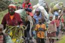 Algunos residentes de Kimbumba escapan de la violencia de su ciudad, en la República Democrática del Congo (RDC). EFE/Archivo