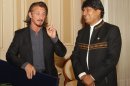Fotografía tomada el pasado 30 de octubre en la que se registró al actor estadounidense Sean Penn (i) durante una reunión con el presidente boliviano, Evo Morales (d), en el Palacio de Gobierno en La Paz (Bolivia). EFE/Archivo