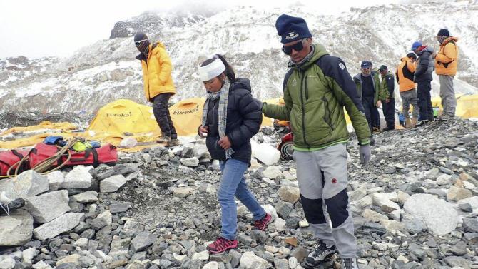 Mountaineers, guides stream from Everest after avalanche - Yahoo News