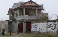 En esta foto tomada el 8 de marzo del 2012 se ve una casa en Hairpur, Pakistán, que según la agencia de inteligencia paquistaní fue una de las guaridas de Osama bin Laden, donde vivió durante casi un año antes de mudarse al complejo donde fue ultimado (AP Foto/Anjum Naveed)