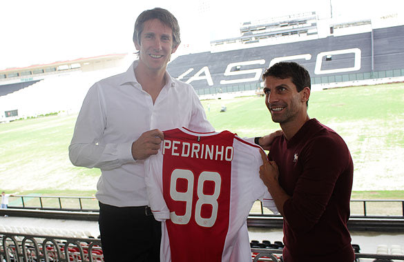 Ex-goleiro presenteou Pedrinho com camisa personalizada do Ajax. (Foto: Site Oficial do Vasco)