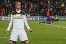 Além de marcar, algo inesperado, Fernando Torres, do Chelsea, garantiu a classificação dos londrinos a final. (Foto: AP)