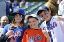 Maya Joyce, su hermano mellizo Aidan, derecha, y su amigo Jacob Manthey de Montclair, Nueva Jersey, durante la práctica de bateo de los Mets de Nueva York el lunes 1 de abril de 2013. (AP Foto/Kathy Kmonicek)