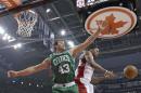 Rudy Gay, de los Raptors de Toronto, atrapa un rebote detrás de Kris Humphries, de los Celtics de Boston, el miércoles 30 de octubre de 2013 (AP Foto/The Canadian Press, Frank Gunn)