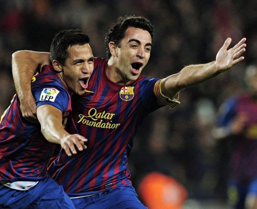 Barcelona's Alexis Sanchez (L) celebrates with teammate Xavi Hernandez