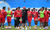 El técnico de Perú, Sergio Markarián, centro, imparte instrucciones en un entrenamiento el lunes, 3 de octubre de 2011, en Lima. (AP Photo/Martin Mejia)