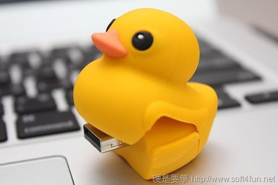 掀開開黃色小鴨的肚子就會看到隨身碟的USB孔