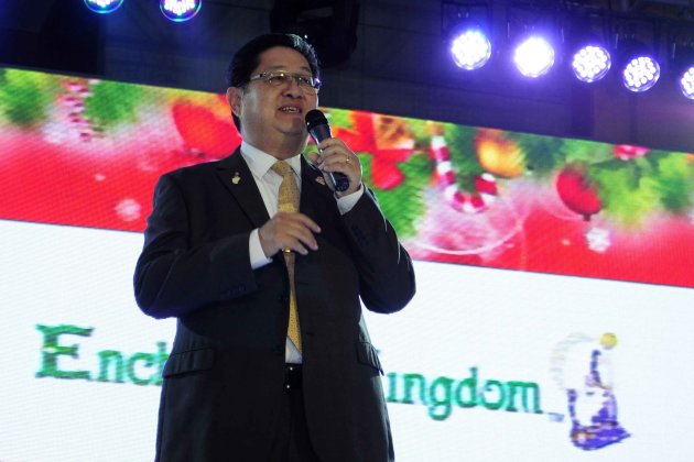 Enchanted Kingdom owner Mario Mamon acknowledges promotional tie-up with Ocean Park Hong Kong during the launch of Ocean Park's Christmas Sensation: Santa Festival at Marriott Hotel Manila in Pasay City on November 8. (NPPA Images/Angela Galia)