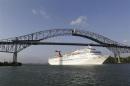 Una nave da crociera nel Canale di Panama