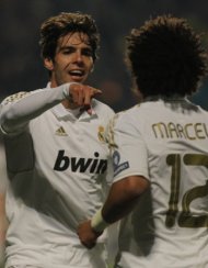 Kaká comemora seu gol com Marcelo. (Foto: AFP)