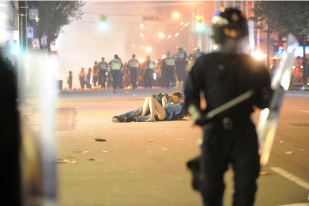 Kissing couple in Vancouver riot
