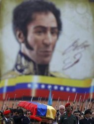 Millones de venezolanos salieron a las calles el viernes para saludar el cortejo que trasladaba los restos del presidente Hugo Chávez al cuartel donde inició su arrolladora carrera política, mientras la caldeada campaña electoral para sucederlo entraba en una tácita tregua. En la imagen, el féretro de Chávez portado durante su desfile funerario en Caracas, el 15 de marzo de 2013. REUTERS/Carlos García Rawlins