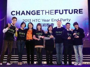 宏達電今日於桃園縣立體育館舉辦2013 HTC年終晚會，董事長王雪紅(左3)與執行長周永明(右3)親自表揚2013 HTC全球最佳員工，認同所有同仁都是HTC最佳的品牌大使。(圖：宏達電提供)