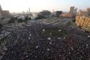 Una panorámica de los cientos de protestantes que se acercan a la emblemática plaza egipcia Tahrir