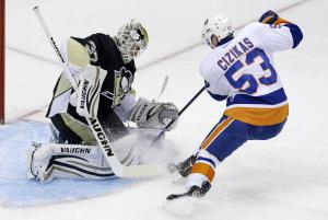 Crosby lifts Penguins to 4-3 win over Islanders