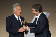 Ricardo Darín (à direita) entrega prêmio ao ator Dustin Hoffman.