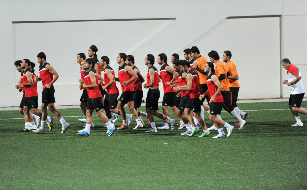 وصول المنتخب العراقي الى سنغافوره ....مع صور اول وحده تدريبه في ملعب المبارة ..المزيد Iraqi-footballers-including-iraqi-football-20110904-083835-635