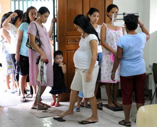 سيدات حوامل في عيادة في مانيلا في 2008