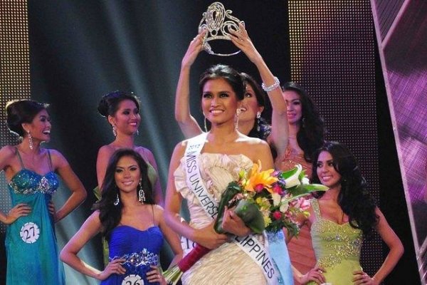 Shamcey Supsup crowns the new, Bb. Pilipinas-Universe 2012, Janine Tugonon. (George Calvelo/NPPA Images)