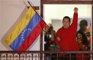 El presidente venezolano, Hugo Chávez, ganó el domingo su tercera reelección por un amplio margen y extenderá su mandato a 20 años con la misión de llevar la "revolución socialista" a un punto de no retorno en el polarizado país petrolero. En la imagen, el mandatario venezolano Chávez celebra su victoria desde el balcón del Palacio de Miraflores, en Caracas, el 7 de octubre de 2012. REUTERS/Jorge Silva