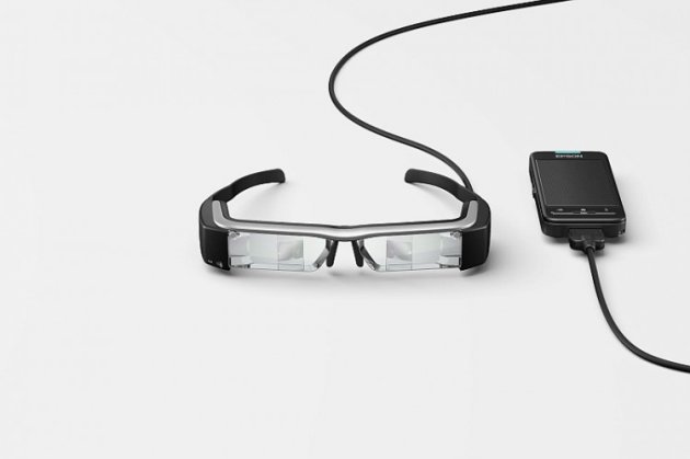Epson MoverioBT 200 750x499 [CES 2014] Epson Moverio BT 200: Kacamata Pintar dengan 3D news mobile gadget aksesoris gadget 