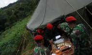 Sejumlah anggota TNI Kopassus membawa alat "emergency located transmitter" atau semacam alat komunikasi darurat dari pesawat Sukhoi Superjet 100 usai di Cipelang, Cijeruk, Kabupaten Bogor, Senin (14/5).