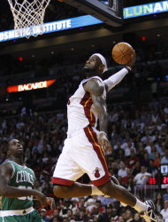 LeBron James, alero del Heat de Miami, salta para hacer una volcada durante el partido del martes 27 de diciembre del 2011, frente a los Celtics de Boston (AP Foto/Wilfredo Lee).