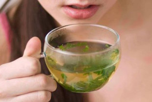 日本最新研究發現，喝綠茶、咖啡有助於降低出血性中風機率。（圖片／取材自英國《快報》）