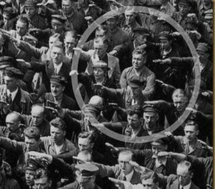 El hombre que negó su saludo a Hitler El-hombre-que-nego-su-saludo-a-Hitler-y-se-cruzo-de-brazos-postiar