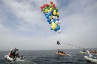 為募款 勇男靠氣球飄洋過海