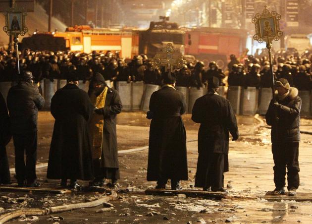 Des prêtres s'interposent entre policiers et manifestants en Ukraine 2014-01-23T203302Z_92002492_GM1EA1O0CKO01_RTRMADP_3_UKRAINE