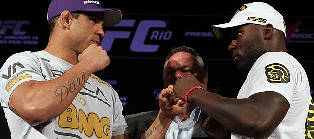 Belfort e Johnson se encaram durante pesagem do UFC Rio 2 (Foto: Getty Images)
