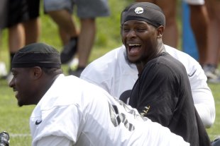 Le'Veon Bell (R) has a laugh with fullback Will Johnson at practice. (AP) 