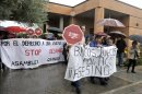 Personas de la plataforma Stop desahucios protestando en Granada. EFE/Archivo