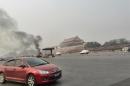 China sospecha que el coche incendiado en Tiananmen fue un atentado