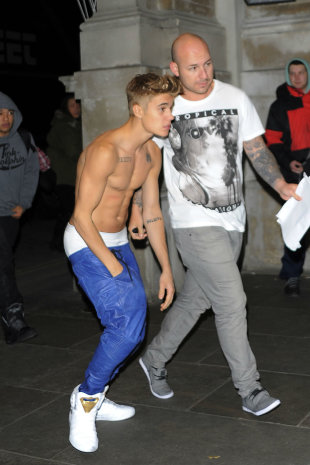Justin Bieber Flaunts Abs As He Strips Off At Polish Airport 