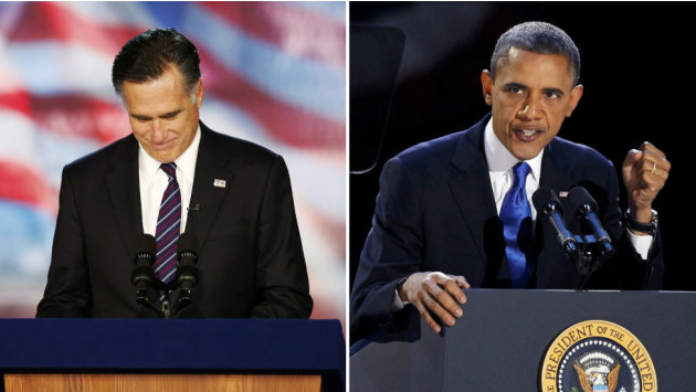 يلوح أوباما بيده علامة على فوزه في الانتخابات في حين يبدو رومني مطأطأ الرأس بعدما أقر بهزيمته.
