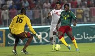 Tunisia's Sami Allagui (C) fights for the ball with Cameroon's Aurelien Chedjou (R) during their 2014 World Cup qualifying soccer match at Rades Stadium in Tunis October 13, 2013. REUTERS/Zoubeir Souissi