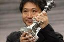 El guionista Hirokazu Kore-Eda posa con el premio a la mejor guión por "Milagro, tras la gala de clausura del 59 Festival de Cine de San Sebastián celebrado en la capital donostiarra en 2011. EFE