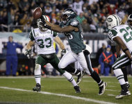 El running back LeSean McCoy anota por los Eagles contra los Jets de Nueva York el domingo 18 de diciembre del 2011 en Filadelfia. Los Jets sufrieron un doloroso revés en vísperas de la postemporada. (Foto AP/Matt Slocum)