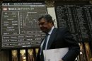 Un panel informativo muestra la evolución del principal indicador de la bolsa española, el IBEX 35. EFE