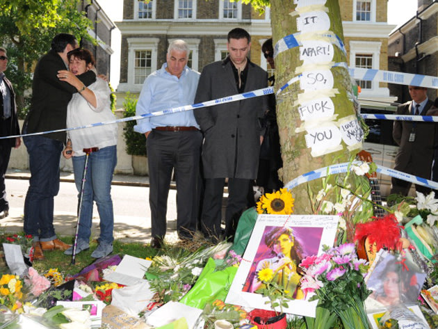 Hallan muerta a la cantante Amy Winehouse en su piso de Londres 13-amy