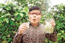 　▲基隆市七堵農家用柚子花泡的花茶，藝人許效舜直呼淡淡花香味好喝。（張謙俊攝）