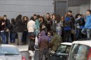 Un grupo de jóvenes en la entrada del tanatorio de Daganzo, donde acudieron a despedir a Katia Esteban Casielles, de 18 años, una de las tres fallecidas por una avalancha en el recinto de Madrid Arena. EFE