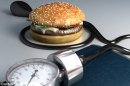 飲食營養失衡造成鹽量攝取過多，而導致高血壓成為全球人民健康風險最大的威脅。（圖片／取材自英國《每日郵報》）