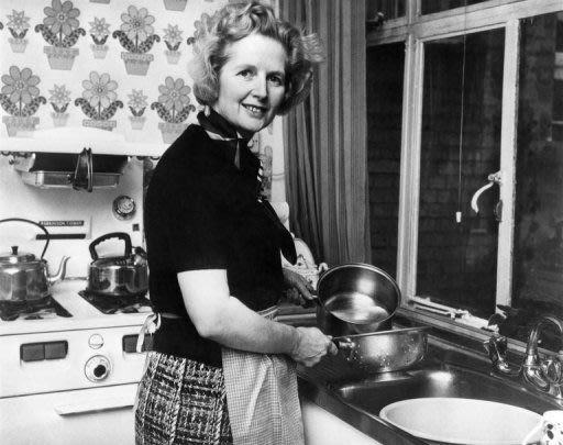 Thatcher, una antifeminista pionera, posaba en la cocina de su residencia en el barrio londinense tras ser elegida el 11 de febrero de 1975 como líder de los 'tories'
