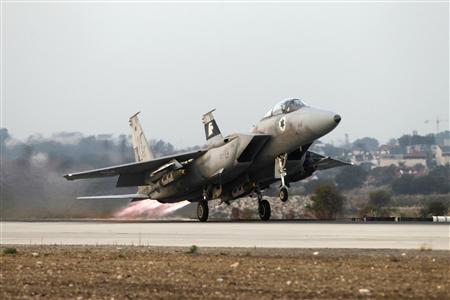 An Israeli air force F15-E fighter jet takes off for a mission over the Gaza Strip, from the Tel Nof air base in central Israel November 19, 2012. REUTERS/Baz Ratner
