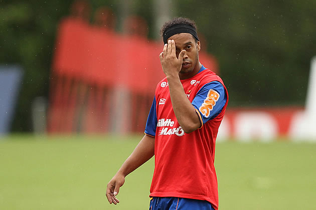 Ronaldinho durante treino do Flamengo