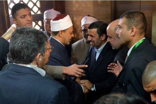 واستقبل شيخ الازهر في مقر المشيخة الرئيس الايراني الذي وصل الى العاصمة المصرية للمشاركة في قمة منظمة التعاون الاسلامي.